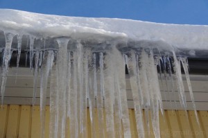 Probleme de formation de glace au rebord d'une toiture.