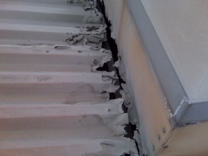 Cas extrême de toiture de tôle percée par la corrosion