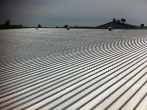 La toiture de tôle rénovée avec une finition aluminium réfléchissante à St-Eustache