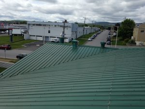 Peinture de toiture de tôle verte à Québec