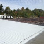 Protection de la membrane pulvérisée sur le toit de tôle et finition à Nicolet