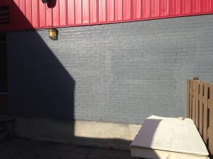 La peinture de murs rehausse l'aspect du bâtiment et facilite son entretien.