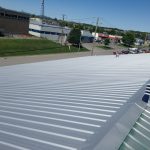 Peinture de toiture - La toiture de tôle repeinte couleur gris métallique