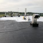 Application d'une couche de finition aluminium pour protection à long terme sur toit plat en membrane élastomère à Québec