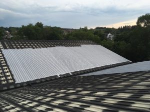 Une finition aluminium est appliquée pour protéger les travaux d'étanchéité et procurer un bel aspect esthétiques aux toits métalliques